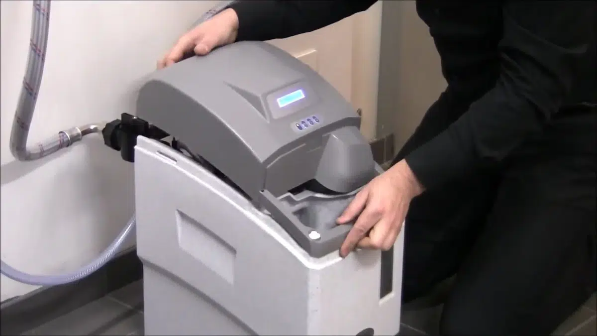 Technician closing lid on water softener cabinet for la palma in La Palma